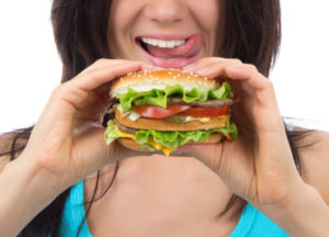 Acne wordt niet veroorzaakt door het eten van hamburgers of patat